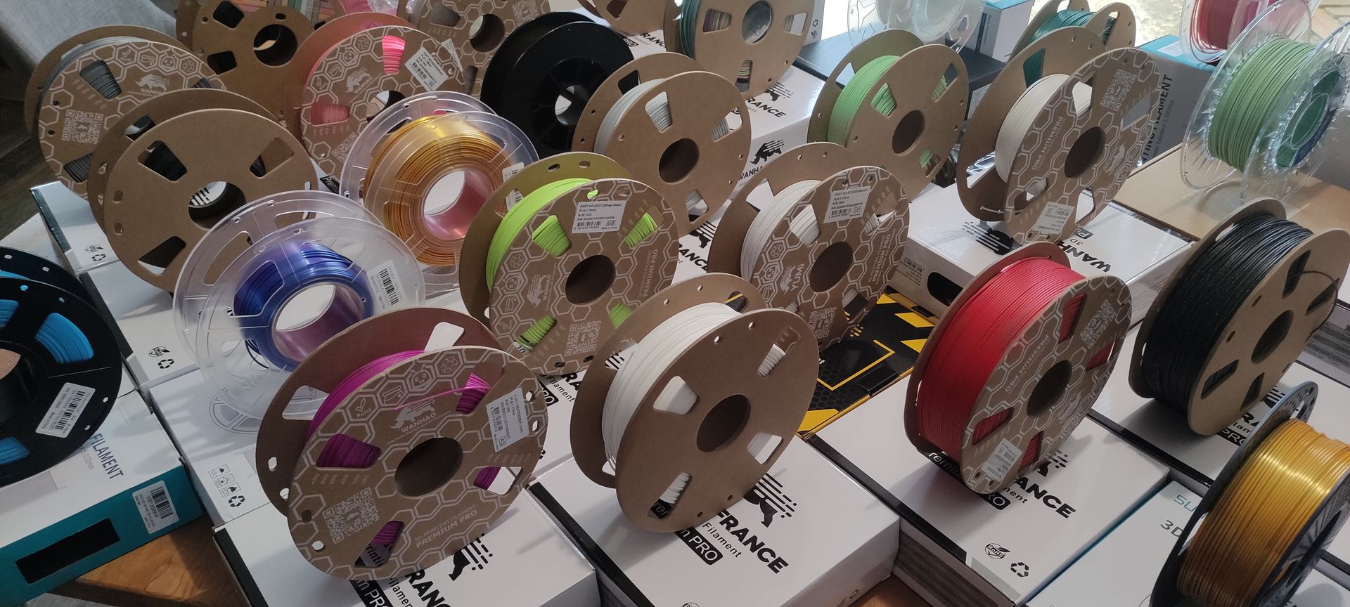 Photo d'une partie des bobines de filament utilisées par Toojust3Design, large choix de couleurs.